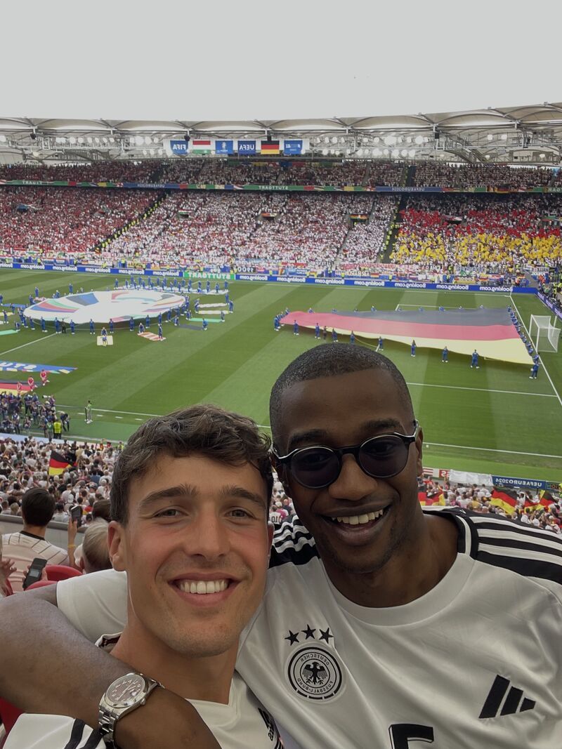 Leonhard und Oumar, die beiden Mitgründer der O&L Overcoming Limits Foundation, gemeinsam im Fußballstadion